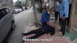 老人晕倒心脏骤停，路过男子跪地心肺复苏