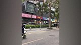 爆笑瞬间：小姐姐骑摩托这么嘚瑟，还真是第一次见