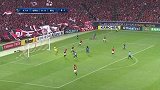 利雅得新月发起边路传中进攻 杜萨里门前头槌被门将解围