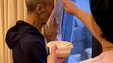 女儿追着92岁爸爸喂糊糊，父亲瞬间变小孩
