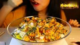 美食分享，小美女吃炸鸡拌饭