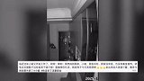 监拍深夜小偷开门准备入室，小狗察觉后狂叫喊醒主人