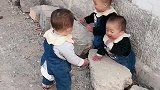 三胞胎一出门遛街，任何犄角旮旯都不放过，真是生了三“猴宝”！