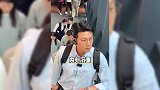 陆毅全家参观731罪证陈列馆，打扮朴素表情沉重，手拿国旗献上白花