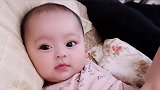 萌娃躺在床上的样子，特别的享受