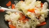 大鱼大肉吃腻了，来道开胃解油腻的凉拌银耳，做法简单，百吃不厌