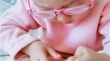 四岁萌娃戴眼镜补袜子，本以为装模作样，妈妈凑近一看笑喷