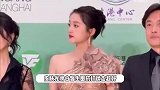 关晓彤白玉兰红毯美神降临，盘发骨相优越，超绝头身比长腿吸睛