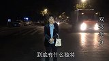 开封夫妻做最正宗油饼，每天要用六十斤大葱，天不亮就有顾客来吃