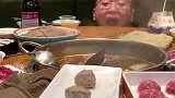 小姐姐吃火锅时秀的一手搞笑操作！
