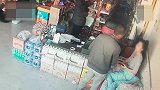 男子让女店主拧水瓶，遭拒后暴打对方，真的可恶