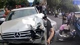 杭州九堡一奔驰车突然失控 三人被撞受伤