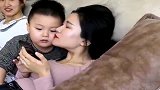 小姨一来就要小外甥亲亲，这令小家伙为难了，一脸嫌弃太逗了！