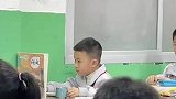 小朋友很有老师的气质，领导范儿局里局气的