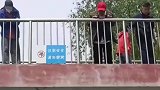 攀岩冠军急着走，攀着桥底就走了