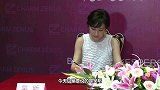 吴昕慵懒小短毛配白衣美成小仙女，这气质绝了