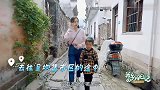 小侄子带着沈梦辰逛集市，没想到小萌娃还是个称职的小导游