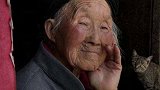 王添彩老人一生不舍得花钱，六人清点三小时数目非常惊人，足足有97万元，接近百万。一起跨个幸福年  合颂兰亭