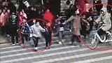 女子骑车过学校门口斑马线 未减速与孩子相撞后训斥：为啥不看路