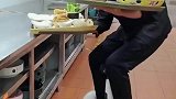 平衡车上菜