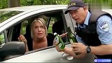 搞笑恶作剧,警察查酒驾结果一开车门掉个酒瓶出来，司机懵了