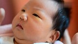 刚出生的小宝宝实在是太可爱了！她一吐小舌头我的心都要被萌化了