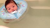 出生没多久的宝宝在育婴店里游泳，这表情好好玩！
