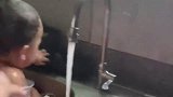 洗菜洗娃二合一，后父母带娃，千万不能让奶奶看见