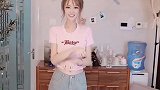 网红美女跳手势舞，虽然有些不协调，但是很可爱嘛！