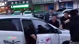 女子判断失误车卡台阶，上不去也下不来，老公带十几个朋友帮抬车
