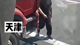 司机高速路口礼貌加塞，旁车空出位置，两位司机都是讲究人