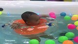 宝妈：第一次游泳可把我乐欢了，太萌了
