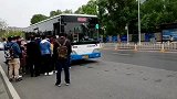 公交司机我就看着你们投币，网友刷卡！