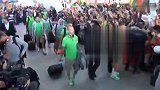 足球-17年-葡萄牙载誉归来佩佩受葡萄牙民众热捧-新闻