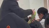 高校老师课堂上，给学生们分大萝卜