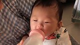 小宝宝上一秒还在哭，没想到下一秒喝到奶立马就安静了，好搞笑！
