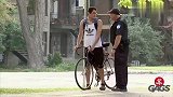 国外恶搞：警察遇见小偷，征用路人的自行车当警车用！