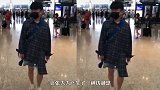 张大大机场“虐待”助理，一个人轻松凹造型，助理一人拿5个箱子