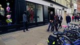 男子在路边伪装假人恶搞路人，路人纷纷被吓