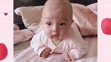 两个多月的小宝宝在床上练抬头，接下来这表情亮了，萌翻了！