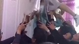 一群老爷们把伴娘推到了柜子上，太搞笑了