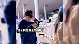 胡可带儿子现身机场，安吉高高瘦瘦帅成爱豆，小鱼儿和爸爸沙溢一样搞笑