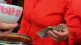 男子带碗来买肉包，被老板娘误以为是来乞讨！