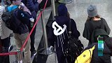 S.H.E合体参加跨年晚会抵达机场 排队进安检遭粉丝疯狂拍照