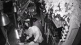 笨贼闯入酒吧盗窃，竟贪杯把自己喝醉睡在现场 第二天被抓现行