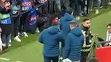 C罗效应！摄影师长枪短炮全对准替补席 首发球员无人问津