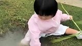让老公带孩子出去散步，却发来这段视频，血压立马有点上升！