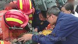 熊孩子头卡编钟消防蜀黍来营救 网友：你就是最靓的娃