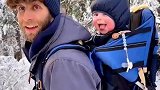 爸爸带着宝宝去滑雪，宝宝在身后不停发出呢喃声