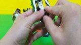 迷你汽车和机器盒子玩具变形成机器人